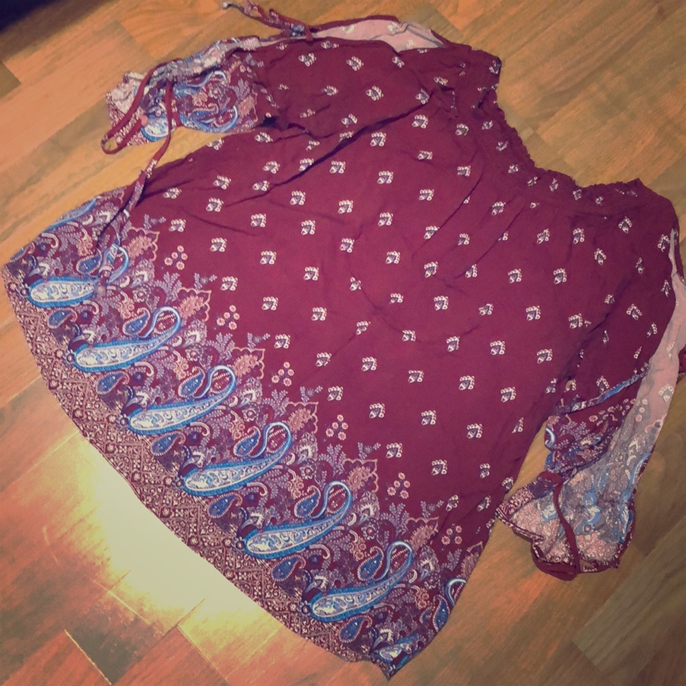 Boho top with cut-out sleeve detail.